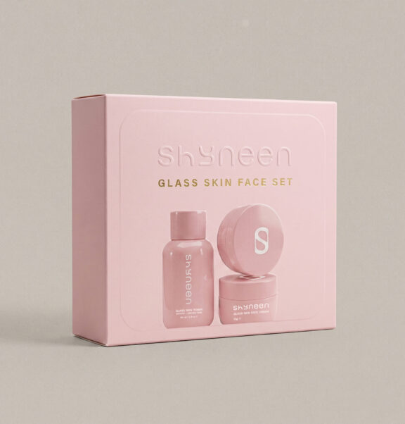 A streamlined 3-step luminous ritual featuring a specialized toner, face cream, and sunscreen designed to deeply hydrate, smooth texture, and give skin a crystal-clear, dew-like glow.